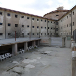 Sassari, detenuto muore in un incendio nel carcere: cinque agenti intossicati